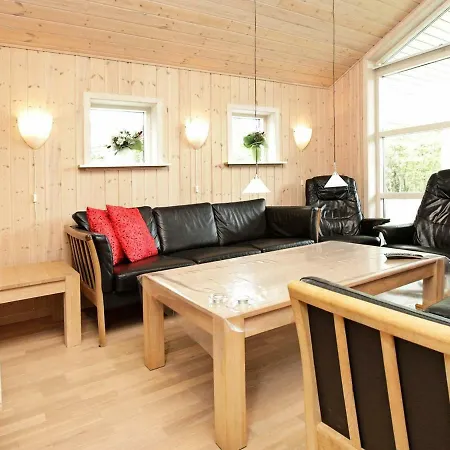 Five Bedroom Holiday In 6 * Blåvand