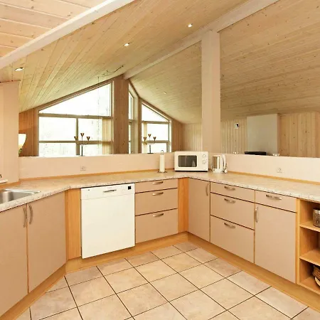 Five Bedroom Holiday In 6 * Blåvand